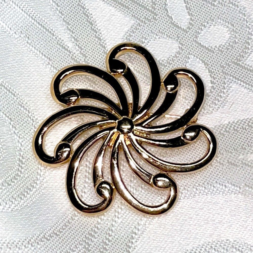 Vintage
Monet gold tone classic radial design brooch pin